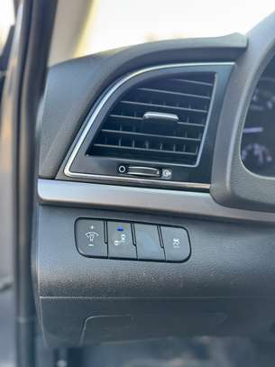 Hyundai Elantra 2017 automatique essence image 12