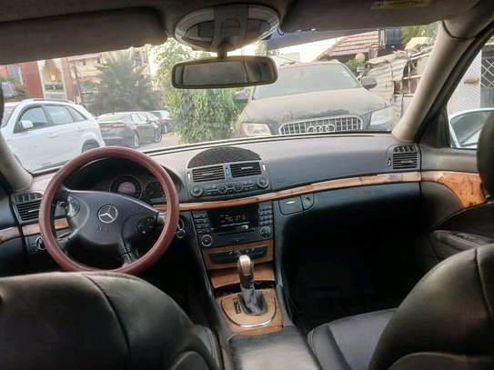 Mercedes Benz e220 image 4