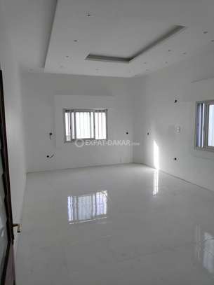 Maison de 1000m2 en face CASINO DAKAR CITY image 7