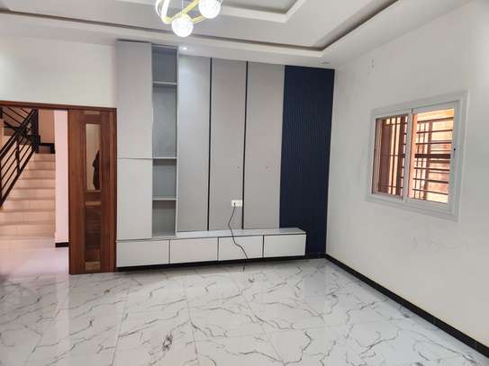 Villa R+1 à louer Mbao image 6