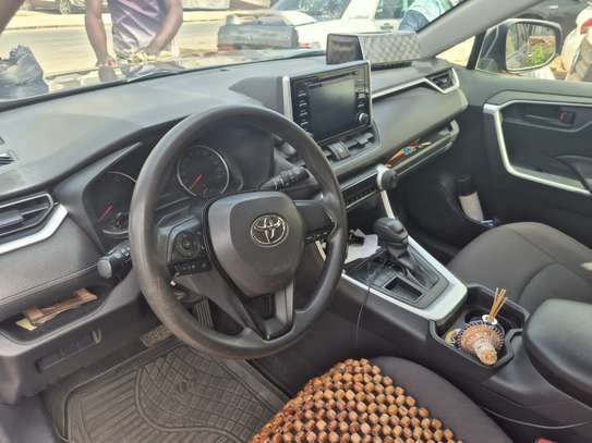 Toyota RAV4 année 2021 image 8