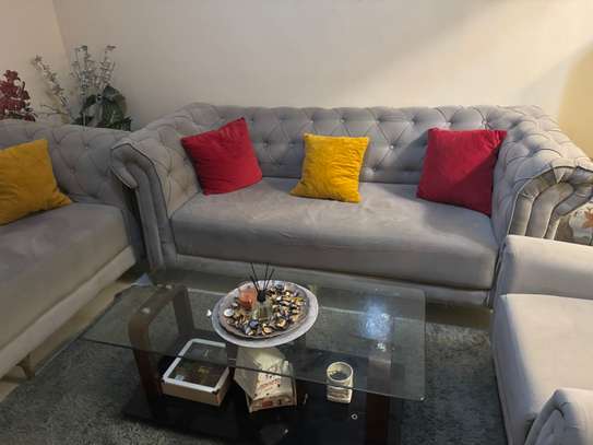 Canapé velours gris 3 places style Chesterfield image 4