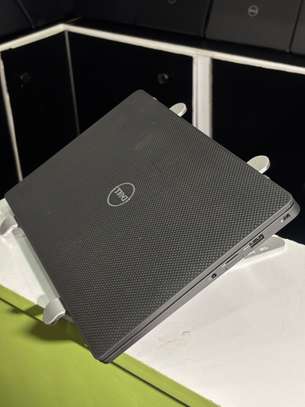 Dell latitude 7300 image 4