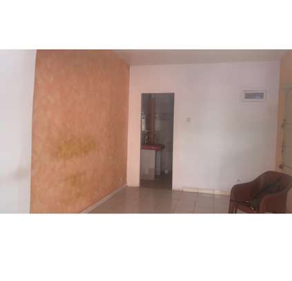 Grande chambre avec SDB à louer à Amitié 3 image 3