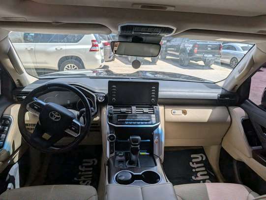 Land cruiser 2022 image 4