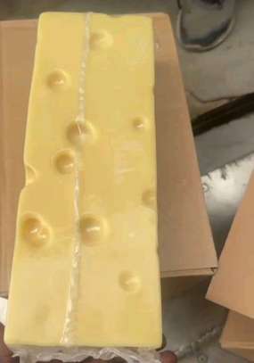 Emmental traditionnel bloc entier jaune clair à trous image 2