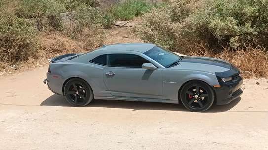 Chevrolet Camaro coupé sportif gris métallisé jantes noires image 3