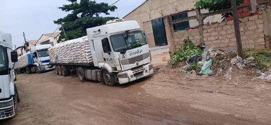 Camion semi-remorque blanc charge lourde transport image 2