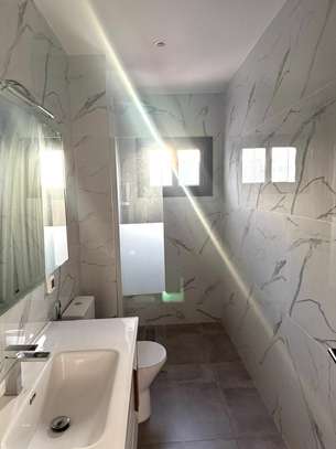 Appartement à louer point E image 8