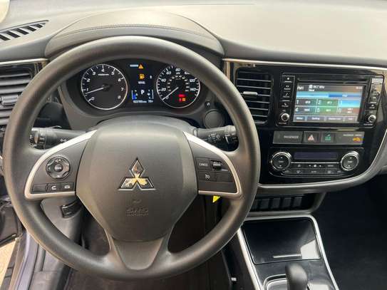 Mitsubishi Outlander 2018Gris SUV spacieux fiable image 8