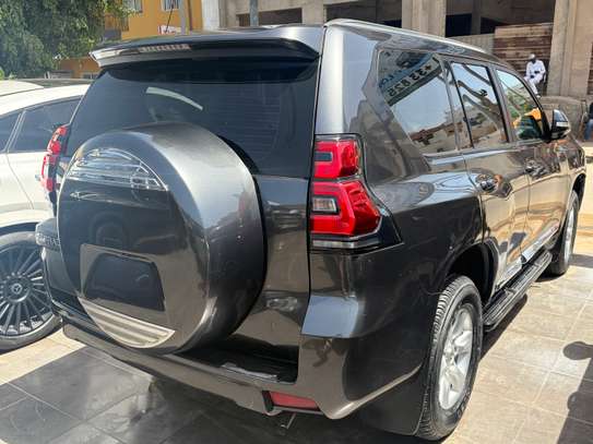 Toyota Land Cruiser 2022 SUV gris métallisé image 9