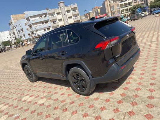 Toyota RAV4 LE 2020 image 2