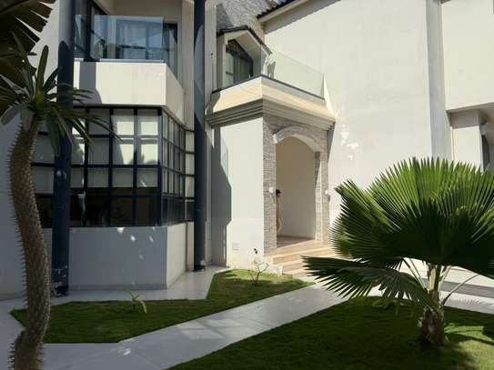 Magnifique Villa R+2 à louer aux Almadies image 13