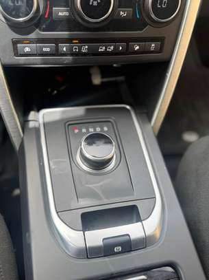 Land Rover Discovery 2017 image 7