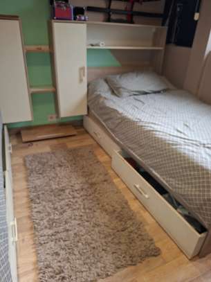 2 lits - tables de chevet - matelas image 3