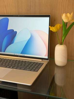 HP EliteBook 8 G1a – 16” image 2