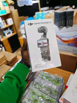 DJI Osmo Pocket 4 Creator Combo image 2