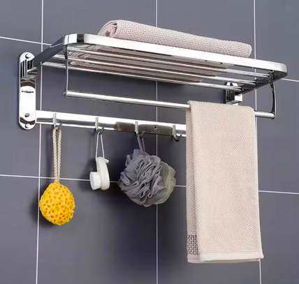 Étagère murale inox 3 niveaux avec porte-serviettes image 4