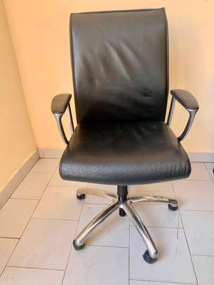 Chaises en plastique et chaises de bureaux image 9