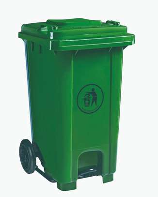 Poubelle à pédale 100 litres en plastique vert avec roues image 2