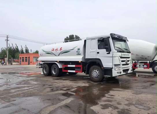 Camion citerne HoWo 2000L image 4