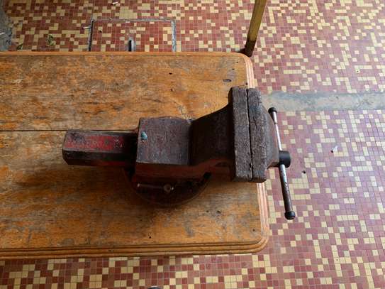 Étau d’établi rotatif professionnel de 30kg. image 3
