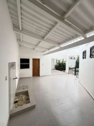 Location magnifique villa(R+1)  Ngor image 2