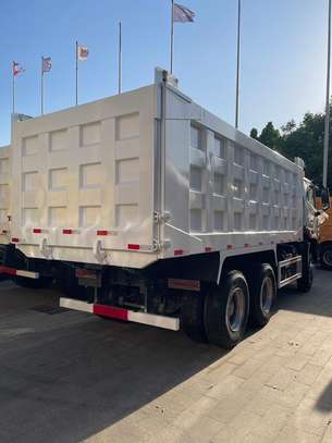 Sinotruck HOWO NX 6X4 image 4