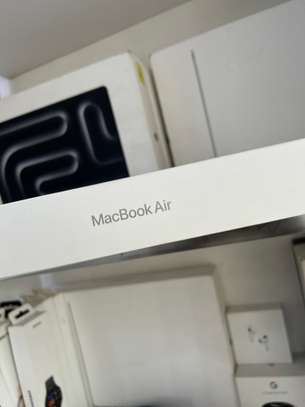 MacBook Air 2025 13 Pouces - M4 | 16GB RAM | 256 - Starlight image 2