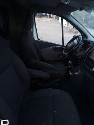 Ambulance Renault Trafic Année 2015 (URGENT) image 7