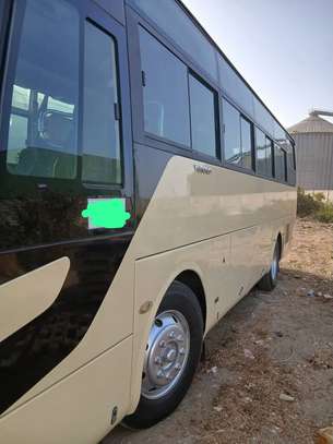 Bus marque Yutong: lot de 2 Bus image 2