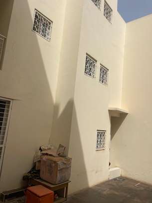 VILLA R+1 à Vendre  253 mètre carré Cité Al bazar Zac mbaw image 4