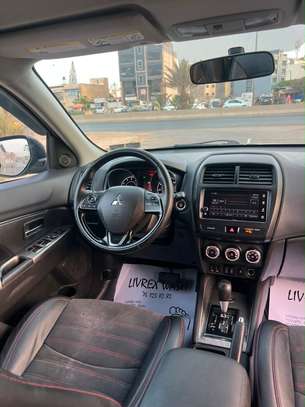 Mitsubishi outlander image 4