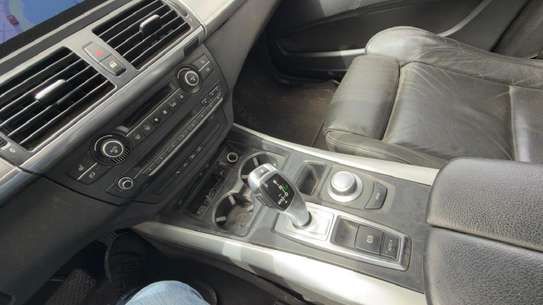 BMW X5 SUV gris métallisé spacieux et performant image 4