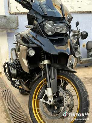 BMW R1250 GS 1250 cm³ noir mat moto d'aventure image 2