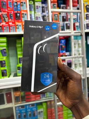 Samsung Z fliP 7 image 2