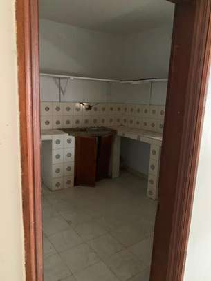 Villa R+2 AV aux Parcelles Assainies U15 TITRE FONCIER 200m2 image 2