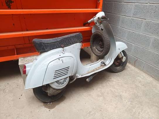 2 VESPA VINTAGE BLANC ET BLEU A RESTAURER image 2