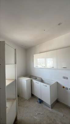Salle de bain moderne avec douche italienne et WC suspendu image 10