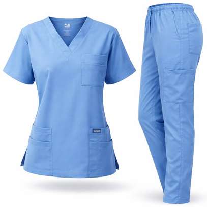 Blouse blanche et tenue de bloc complet image 2
