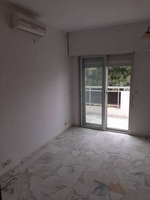 Villa avec piscine et jardin  à Louer aux Almadies image 5