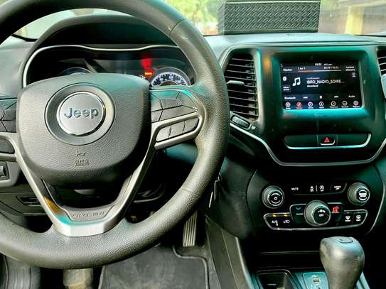 Jeep cherokee 2019 image 2