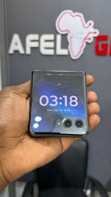 Motorola Razr Plus 5G image 4