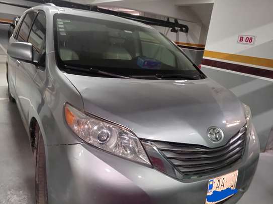 Toyota Sienna 2011 image 2