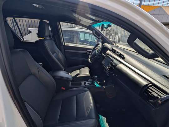 Toyota HILUX 2021 invincible image 4