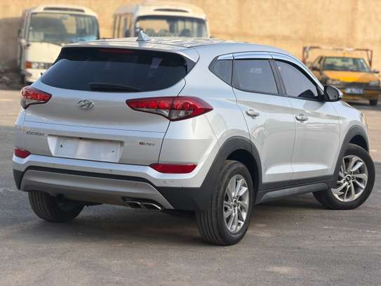 Hyundia Tucson image 5