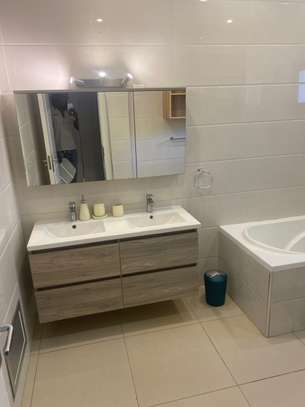 Appartement Meublé F4 au Point E image 9