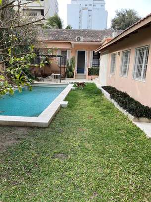 Villa TF avec piscine a vendre au Point E image 7