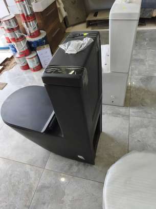 Toilette noire suspendue design compact et moderne image 2