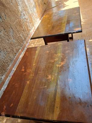 Lot de 6 tables en bois image 5